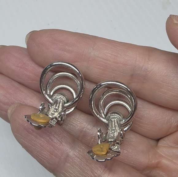 Elegant Silver toned Spiral clip on Earrings non pierced - Picture 6 of 8